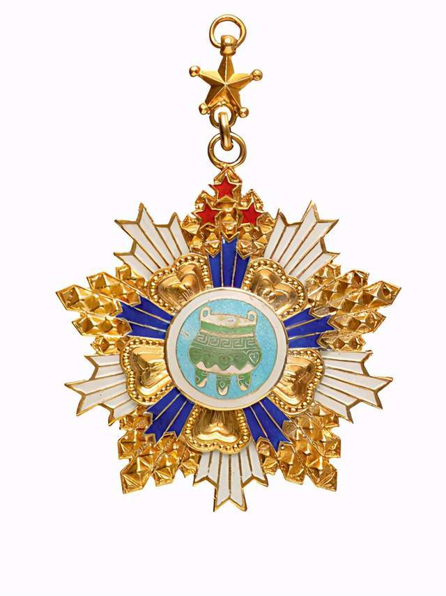 级别的国民党军人,均有资格获得最高荣誉的国光勋章以及青天白日勋章