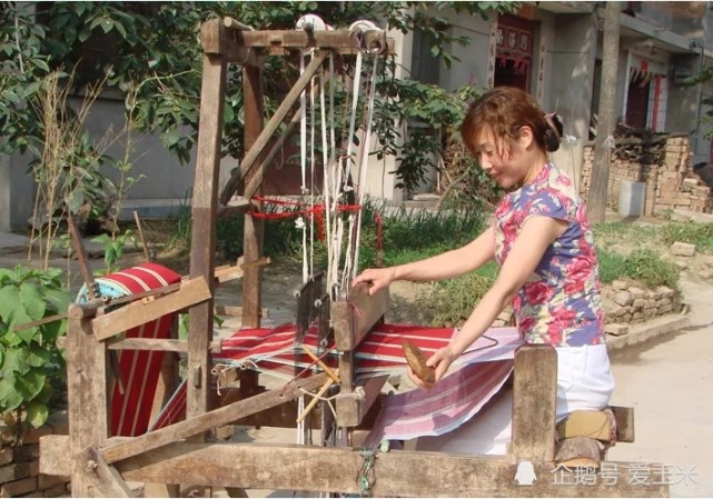 纺线是织布过程中一项很重要的前期步骤,并且做起来十分地辛苦的,这项