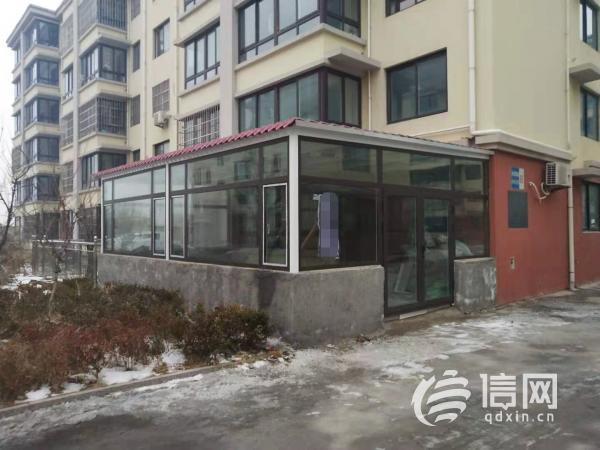 胶州水岸绿城小区违建严重门前空地建成阳光房