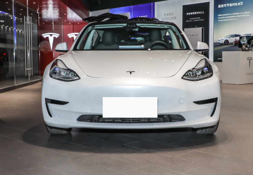 2021款特斯拉model 3换装了带有透镜的头灯,大灯组造型圆润饱满,却不