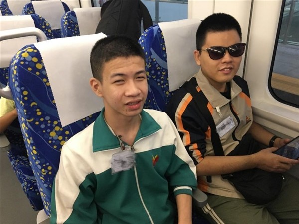 荔枝主播用耳朵看世界视障人士不应只有盲人按摩一条出路