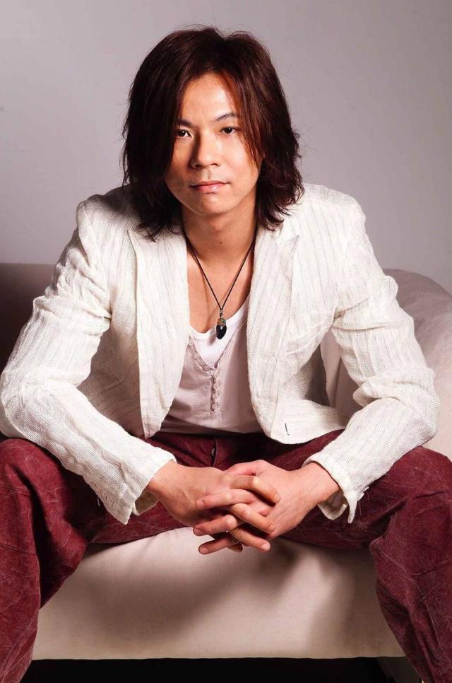 他的简介"被称为高音之神",听了他的歌后,我觉得名副其实_腾讯新闻