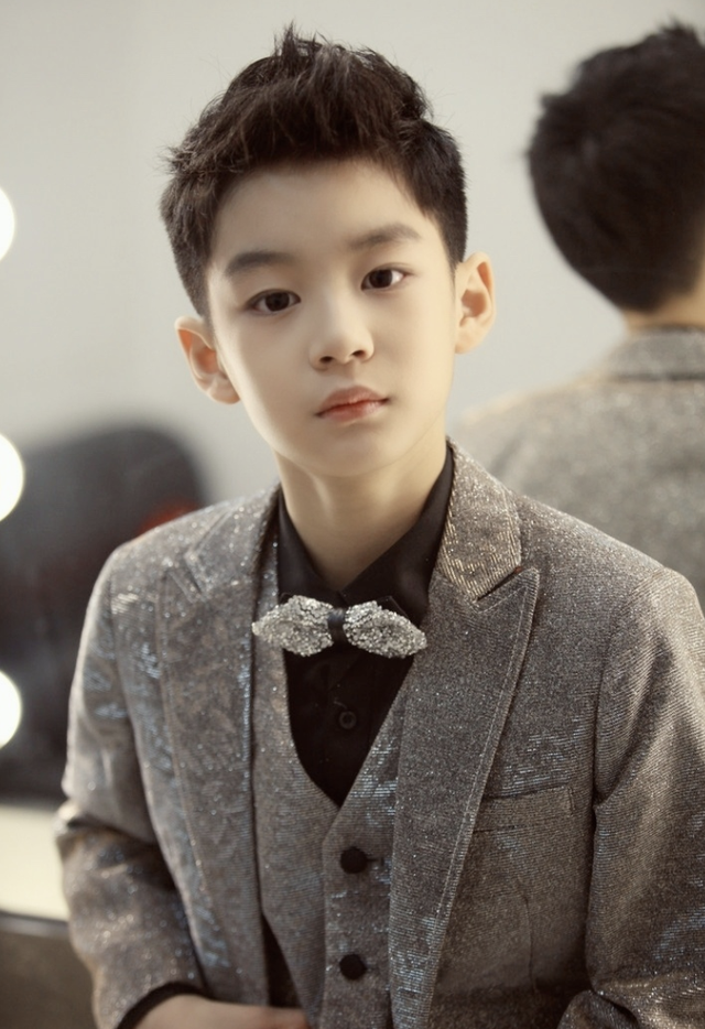 曹颖10岁儿子近照曝光,五官精致惊艳众人,被指撞脸王一博