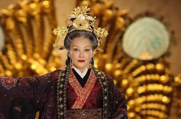 妃子上厕所遇野猪侍卫阻止皇帝救援太后为何赏赐侍卫百金