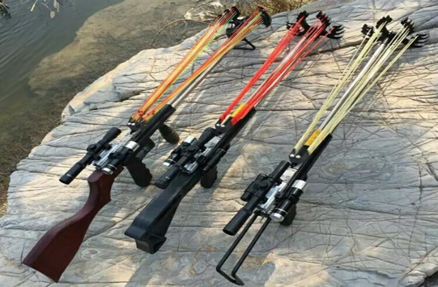 最后是弹弓,这里指的不是普通的弹弓,而是威力无限接近军用弹弓的款式