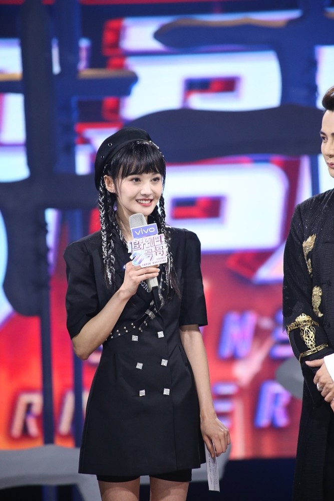 郑爽双排扣绑带西装裙prada骑士靴甜美邻家