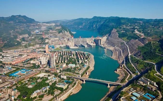后,伴随着电站的规划设计,开工建设,投产发电,屏山县抓住电站建设契机