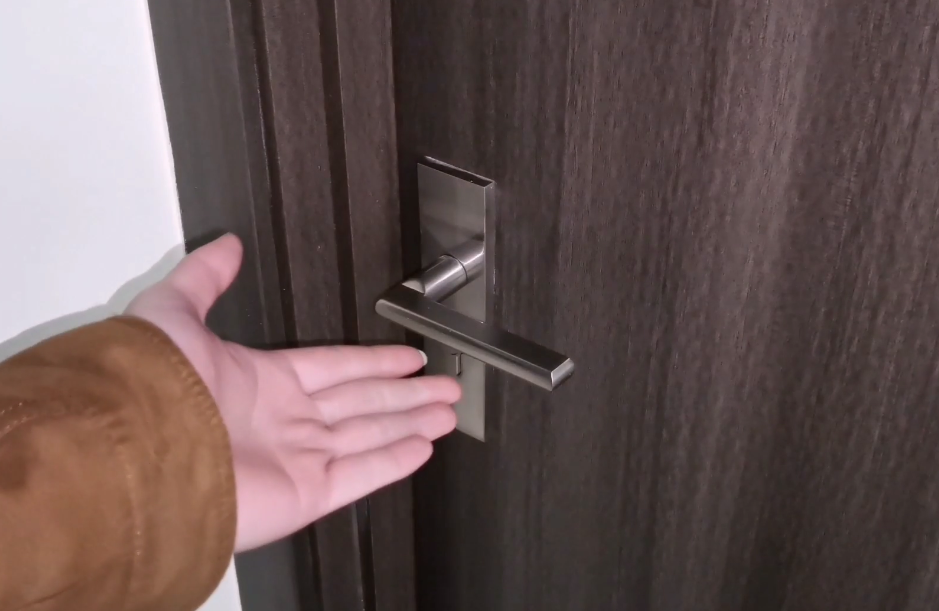 其实最好的做法就是,睡觉时把卧室门关着,然后打