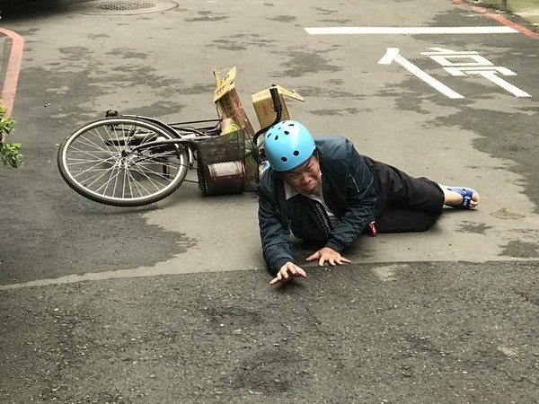 台北路边惊见男子摔车狼狈跌路边仔细一看竟是超大咖男星