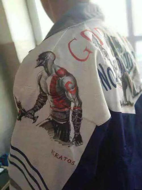 校服很难看?深圳学生手绘秒变"大牌",网友:你们真会玩_腾讯新闻