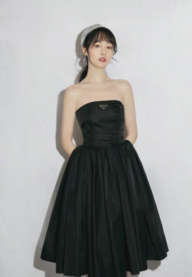 郑爽两套活动造型真的太美啦粉色与黑色的演绎你喜欢哪一套呢