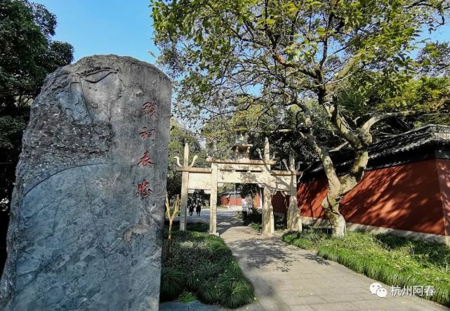 錢王祠,位於在杭州西湖湧金池南,倚城面湖,柳浪聞鶯公園內,與岳廟隔