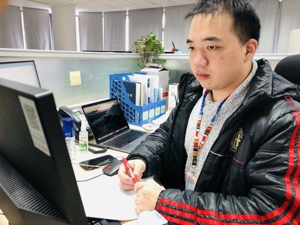 去年6月,美国南加利福利亚大学电子信息工程硕士毕业的武汉人郭坚