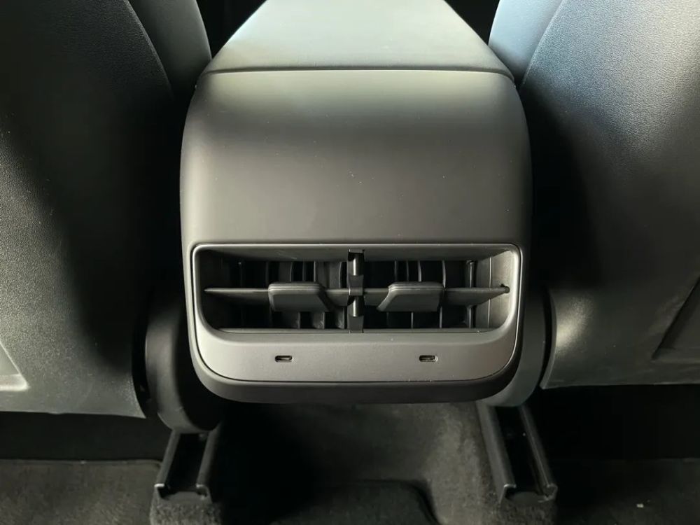 探店特斯拉model y|10小时订单破10万,30多万算"割韭菜"吗