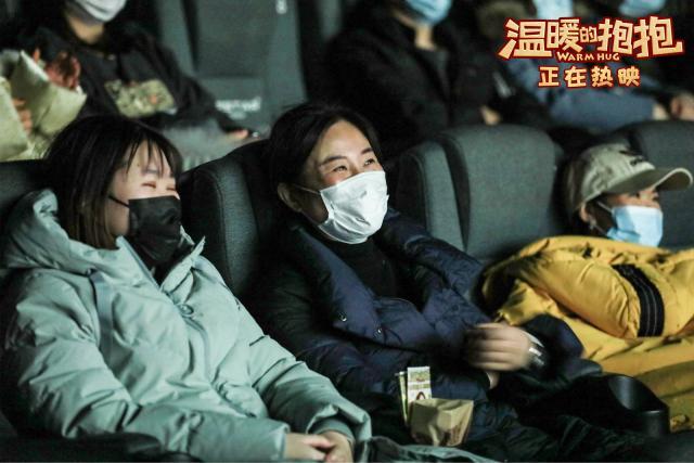 常远首次导演电影温暖的抱抱票房近6亿李沁首演喜剧