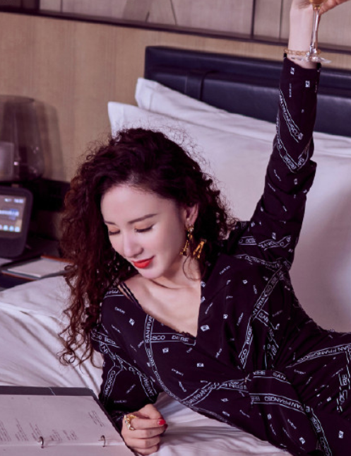 张萌这个耀客老板娘当的也是不容易,不仅要唱歌,跳舞,演戏,还得当制片
