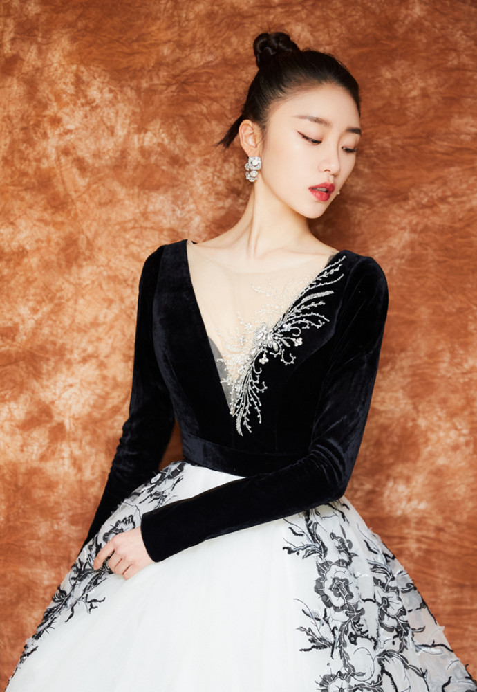 张月出席精品风格云盛典展现超强时尚表现力