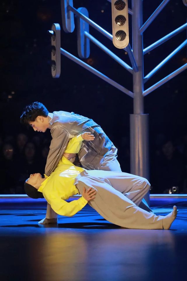 据了解,在最后的总决赛里,谢欣将搭档上季"人气舞者"刘迦一起用舞蹈为