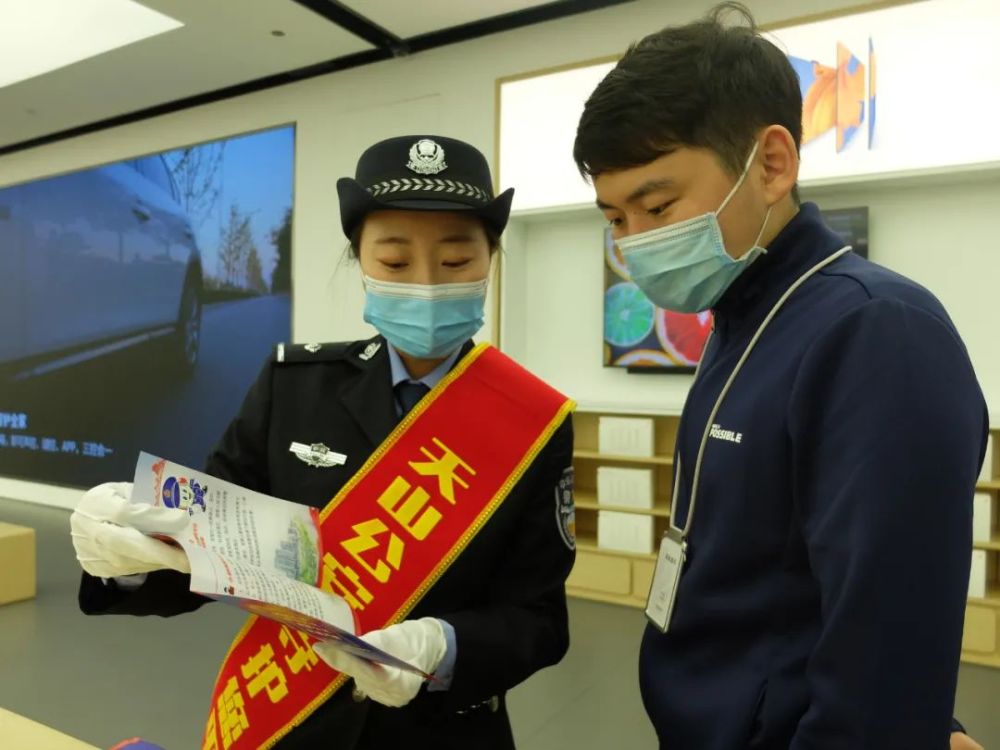 全媒體記者 丁玲 攝1月6日,烏魯木齊市公安局天山區分局民警走進轄區