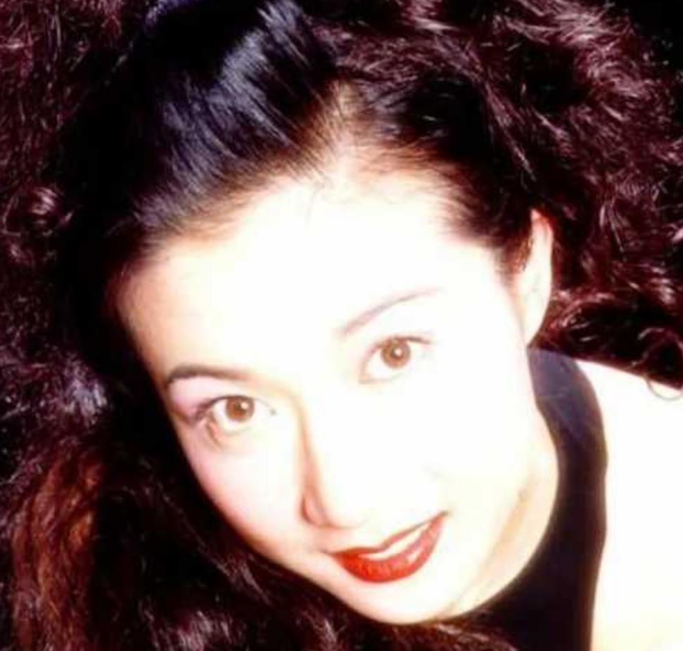 吴绮莉年轻时到底长得有多灵看到她的早期旧照难怪成龙会犯错