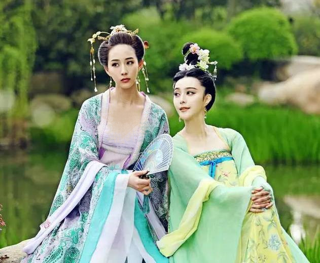 范冰冰与张钧甯同框玩亲亲,留言互动尽显闺蜜情深