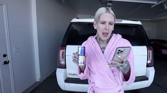 j姐素颜霸气回应插足卡戴珊家庭传闻,称不喜欢侃爷这种矮个子,除非是