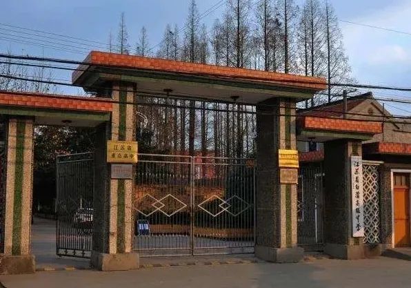 富有年代感的学校大门,彰显埋头办学思路先看下白蒲中学2020年近乎