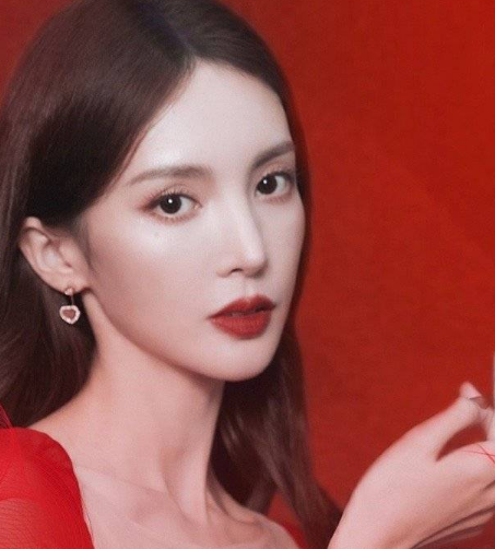 金晨晒齐刘海造型却暴露真实脸部轮廓网友确定是天然脸