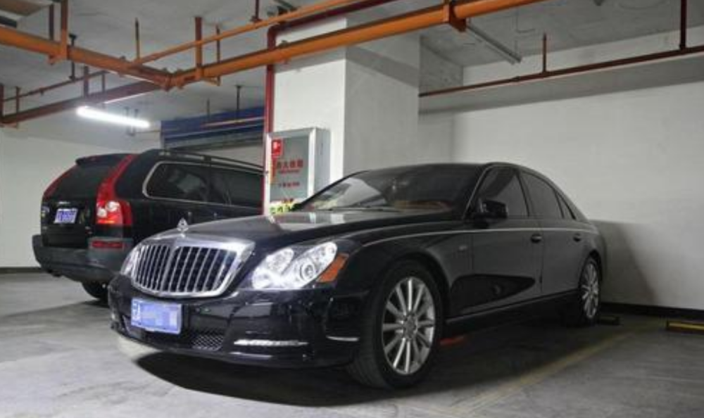 马云和王健林的车,见到她的车都要让道,车不贵,但车牌是亮点_腾讯新闻