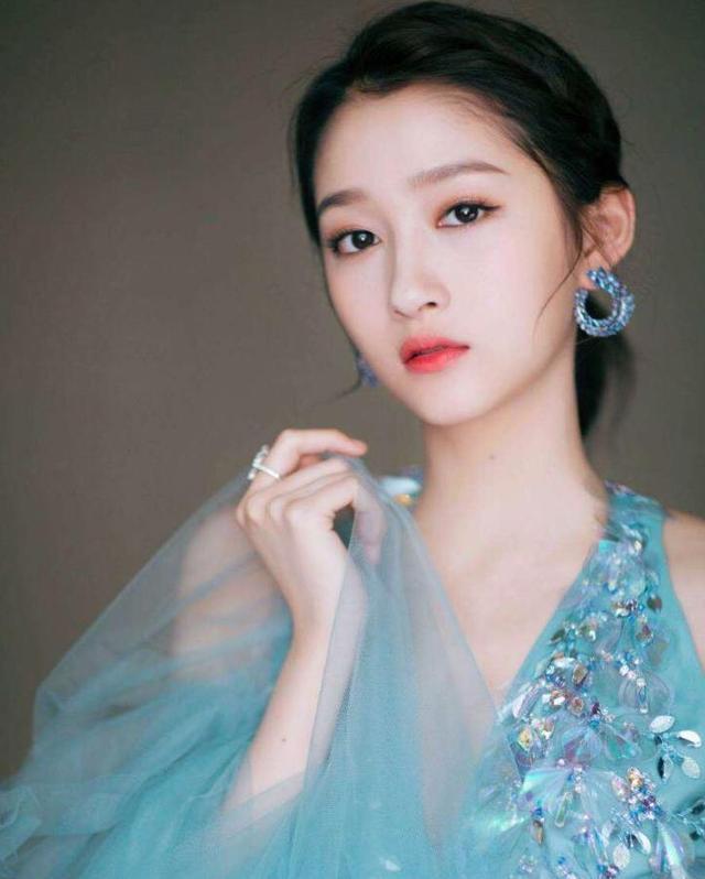 关晓彤一身壕气满满,八千口红套加鸽子蛋钻戒,网友:别人的23岁