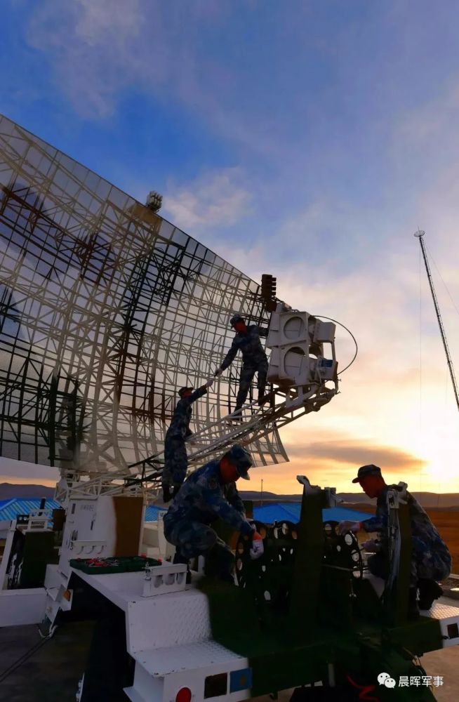 雷达兵监视蓝天的千里眼