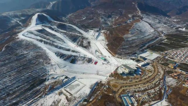 泾源娅豪滑雪场固原冬季的冰雪之旅越发的成熟,六盘山周沟滑雪场已经