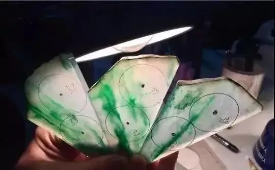翡翠原石加工后影响抛光起货效果的因素