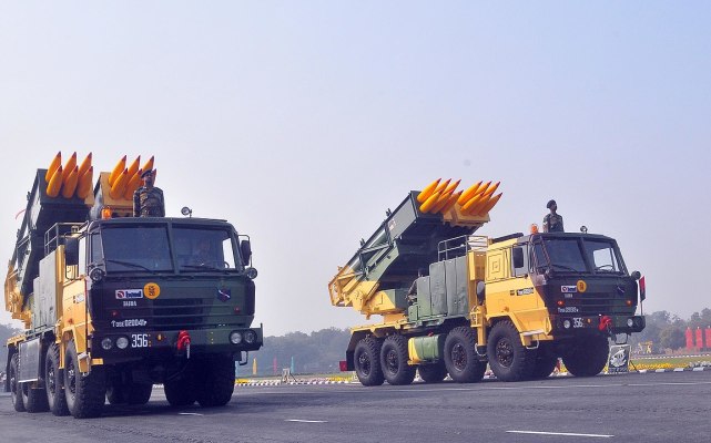 巴基斯坦国产多管火箭炮试射成功 射程140公里