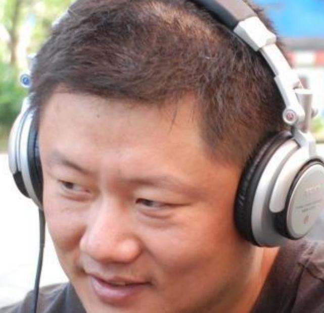 吴兵非常出色,曾经执导过十月围城,大惊小怪等等作品,而他也以演员的