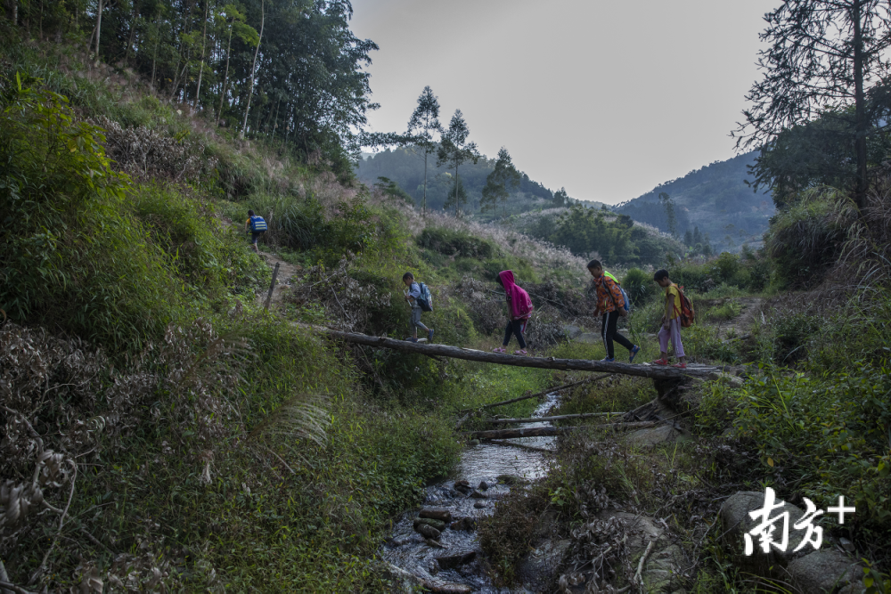 新的一年走山路的孩子们有了双新鞋