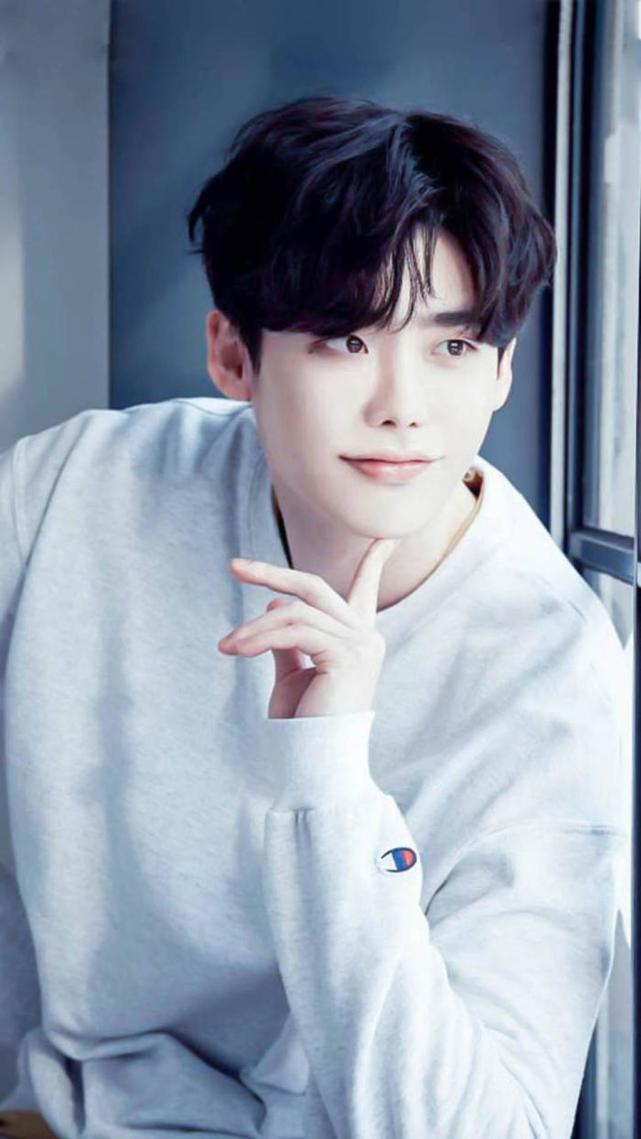 31岁李钟硕退伍后首秀工作照,长发撩人西装革履奶狗变狼狗,雕刻脸庞