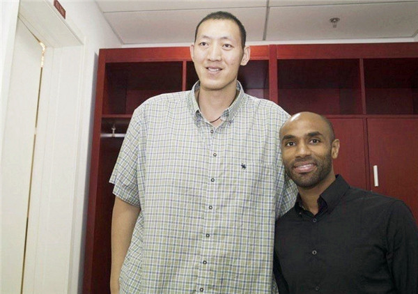 凡是孙明明的生活用品都必须采用定制的方式,别人去买衣服都是挑自己