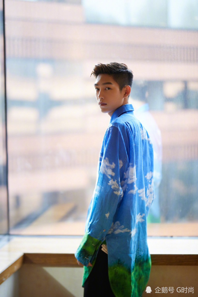 王锵最新造型释出身着蓝天白云印花衬衫配黑色阔腿裤时尚又可爱
