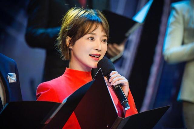 央视甜妹不止王冰冰军事频道庄晓莹俏皮英气新华社张扬温柔知性