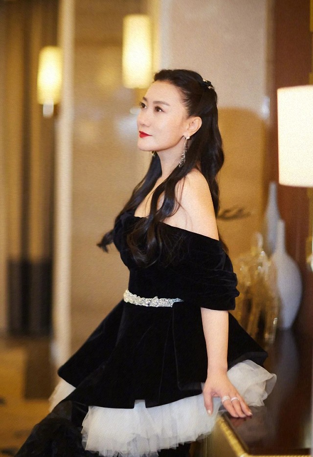 43岁谭晶罕见亮相综艺穿黑色连衣裙姿态优雅新发型更抢眼