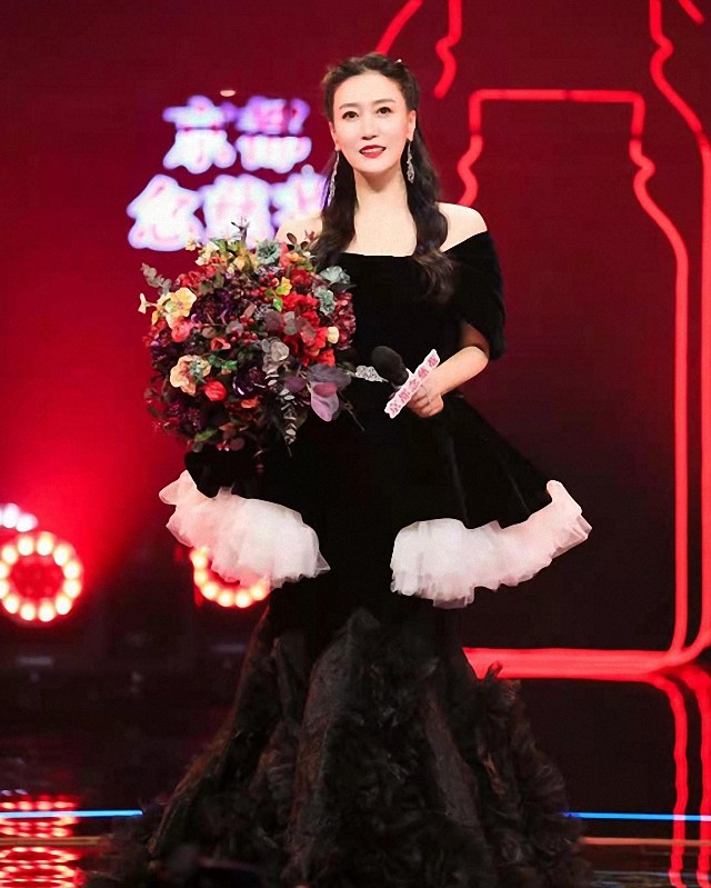 43岁谭晶罕见亮相综艺穿黑色连衣裙姿态优雅新发型更抢眼