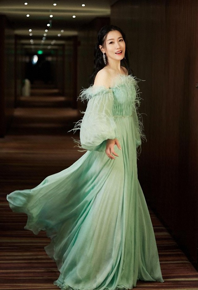 43岁谭晶罕见亮相综艺穿黑色连衣裙姿态优雅新发型更抢眼