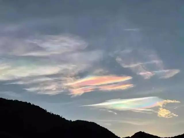 "这一美景奇观着实羡煞旁(外省)人云南多地上空出现了"七彩祥云"