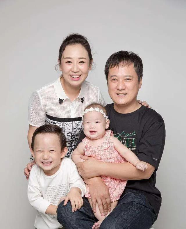 "2011年关凌和《我爱我家》的制片人姬云飞喜结连理,可以说她的事业