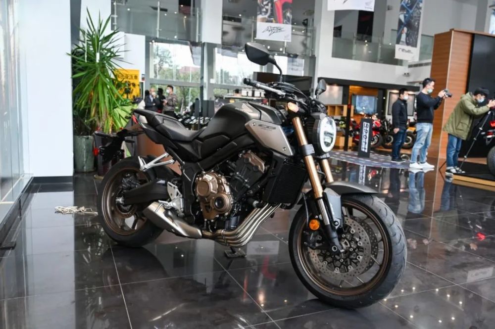 2021本田cb650r小改款前刹升级增usb接口铝合金牌架