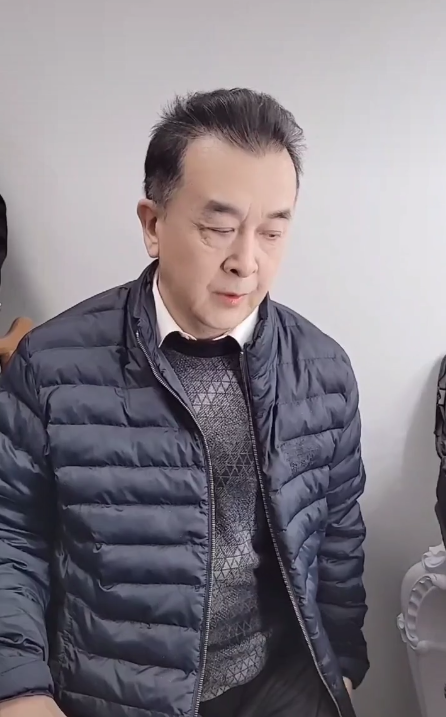 60岁黄宏罕见出镜头发稀疏显老态27岁女儿高颜值遗传妈妈