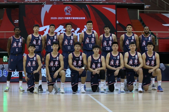 大爆冷cba黑马压哨三分球绝杀广东队全队疯狂庆祝如同夺冠