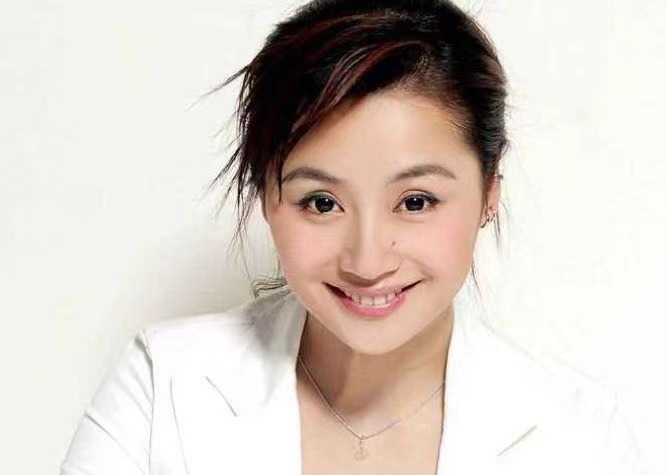 大脸盘,鼻子旁边还有一颗标志性的黑痣,是曾经大家对主持人曹颖的印象