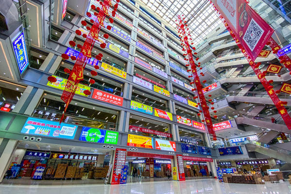 华中食品城独霸天下的时代没有维持多久,1998年,南三环的万客来建成